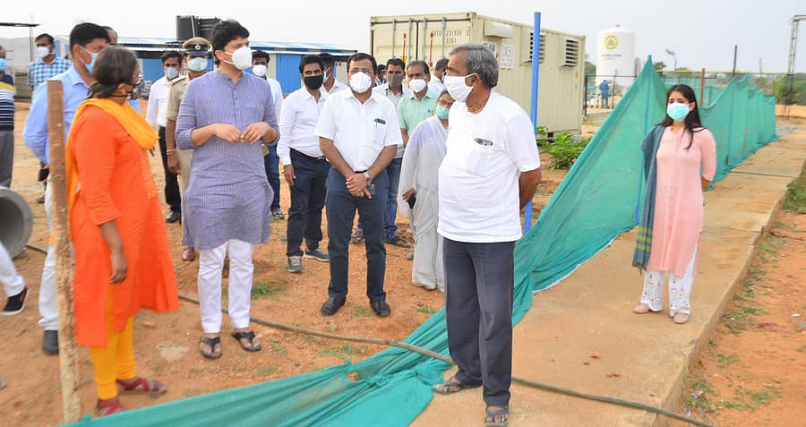 ಯಾದಗಿರಿ ಜಿಲ್ಲಾ ಕೋವಿಡ್ ಆಸ್ಪತ್ರೆ ಅವರಣದಲ್ಲಿನ ಆಕ್ಸಿಜನ್ ಉತ್ಪಾದನೆ ಮಾಡುವ ಕಂಟೇನರ್ ಅನ್ನು ಕಲ್ಯಾಣ ಕರ್ನಾಟಕ ಪ್ರದೇಶಾಭಿವೃದ್ಧಿ ಮಂಡಳಿ ಅಧ್ಯಕ್ಷ ದತ್ತಾತ್ರೇಯ ಸಿ ಪಾಟೀಲ ರೇವೂರ ಅವರು ವೀಕ್ಷಿಸಿದರು