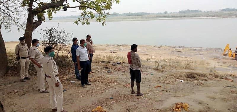 ಗಂಗಾ ನದಿಯ ಮುಂದೆ ಅಧಿಕಾರಿಗಳು