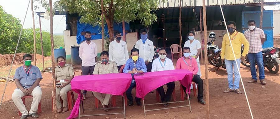 ಚಿಟಗುಪ್ಪ ತಾಲ್ಲೂಕಿನ ಚಾಂಗಲೇರಾ ಚೆಕ್‌ಪೋಸ್ಟ್‌ನಲ್ಲಿ ತಹಶೀಲ್ದಾರ್‌ ಜಿಯಾವುಲ್ಲ ಹೊರ ಜಿಲ್ಲೆ, ರಾಜ್ಯಗಳಿಂದ ಬರುವ ವಾಹನಗಳ ತಡೆಯುವ ಕುರಿತು ಚರ್ಚಿಸಿದರು