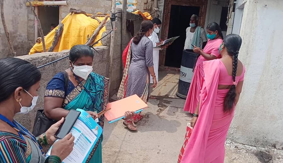 ಪೇಠಾ ಆಲೂರ ಗ್ರಾಮಕ್ಕೆ ಭೇಟಿ ನೀಡಿದ ಆರೋಗ್ಯ ಸಿಬ್ಬಂದಿ ಸಮೀಕ್ಷೆ ನಡೆಸಿದರು