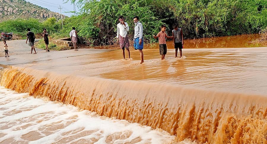 ವೈ.ಎನ್.ಹೊಸಕೋಟೆ ಹೋಬಳಿ ಬಲ್ಲೇನಹಳ್ಳಿಯ ಬಳಿ ಹಳ್ಳ ತುಂಬಿ ಹರಿಯಿತು