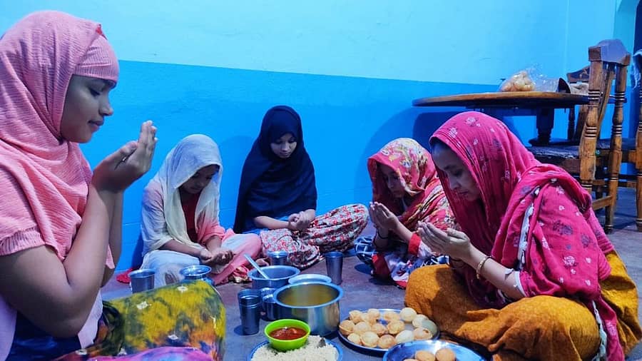 ರಂಜಾನ್ ಪ್ರಯುಕ್ತ ಕೊಪ್ಪಳ ಸಮೀಪದ ಭಾಗ್ಯನಗರದಲ್ಲಿ ಸಿರಾಜ್ ಬಿಸರಳ್ಳಿ ಕುಟುಂಬದವರು ಇಫ್ತಾರ್ ಕೂಟದಲ್ಲಿ ಪ್ರಾರ್ಥನೆ ಸಲ್ಲಿಸಿ ಉಪಾಹಾರ ಸೇವಿಸಿದರು