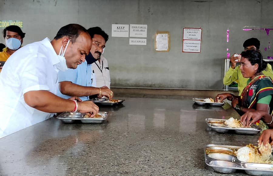 ಬಸವಕಲ್ಯಾಣದ ಇಂದಿರಾ ಕ್ಯಾಂಟಟೀನ್ನಲ್ಲಿ ಶಾಸಕ ಶರಣು ಸಲಗರ ಬುಧವಾರ ಊಟ ಸವಿದರು