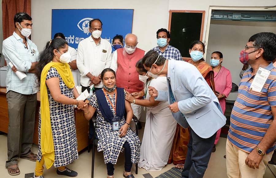 ದಾವಣಗೆರೆ ಜಿಲ್ಲಾ ವರದಿಗಾರರ ಕೂಟದಲ್ಲಿ ಕೋವಿಡ್ ಲಸಿಕೆ ಹಾಕುವ ಕಾರ್ಯಕ್ರಮ ಬುಧವಾರ ಆಯೋಜಿಸಲಾಯಿತು.