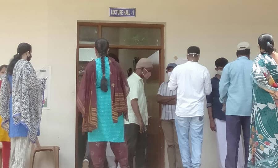 ಕೋಲಾರದ ಇಟಿಸಿಎಂ ಆಸ್ಪತ್ರೆಯ ಕೋವಿಡ್ ಲಸಿಕಾ ಕೇಂದ್ರದ ಬಳಿ ಬುಧವಾರ ಜನರು ಲಸಿಕೆ ಪಡೆಯಲು ಗಂಟೆಗಟ್ಟಲೇ ಕಾದು ನಿಂತಿದ್ದರು.