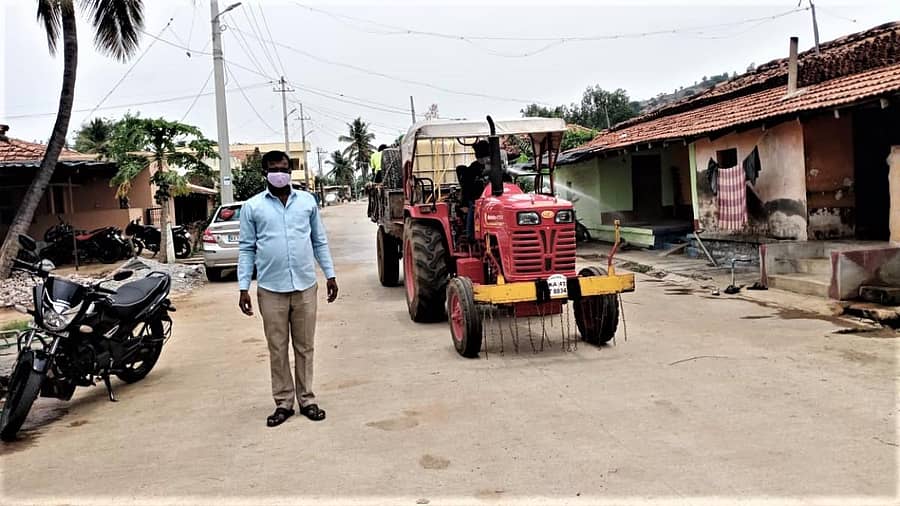ಉದಾರಹಳ್ಳಿಯಲ್ಲಿ ಕೋವಿಡ್‌ ಸೋಂಕು ಹೆಚ್ಚಾಗಿರುವ ಹಿನ್ನೆಲೆಯಲ್ಲಿ ಸೋಂಕು ನಿವಾರಕ ದ್ರಾವಣ ಸಿಂಪಡಿಸಲಾಯಿತು