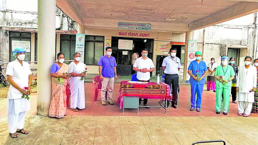 ವಿಶ್ವ ದಾದಿಯರ ದಿನದ ಅಂಗವಾಗಿ ಶಾಸಕ ಹರೀಶ್ ಪೂಂಜ ಬೆಳ್ತಂಗಡಿ ಕೋವಿಡ್ ಆಸ್ಪತ್ರೆಯಲ್ಲಿನ ದಾದಿಯರನ್ನು ಅಭಿನಂದಿಸಿದರು.