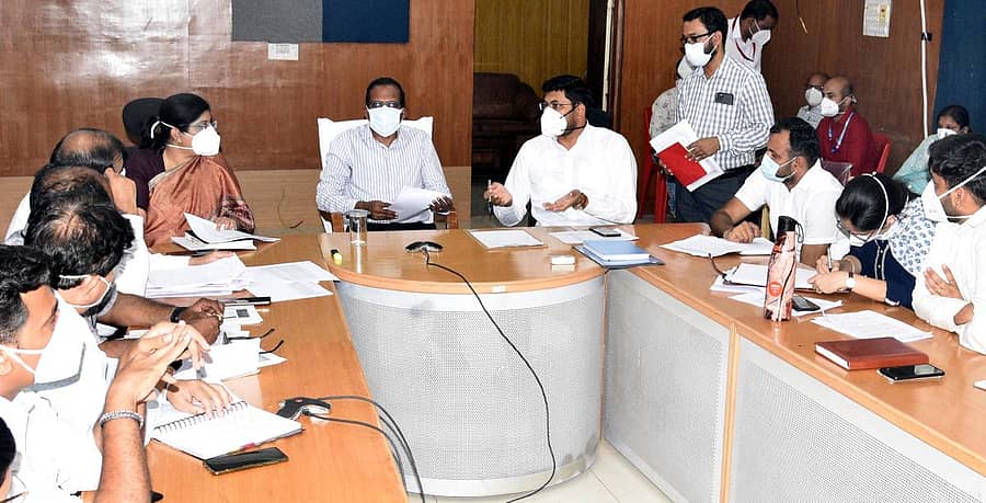 ಬೀದರ್‌ನಲ್ಲಿ ಬುಧವಾರ ಜಿಲ್ಲಾ ಉಸ್ತುವಾರಿ ಕಾರ್ಯದರ್ಶಿ ಡಾ.ರಿಚರ್ಡ್ ವಿನ್ಸಂಟ್ ಅವರು ಕೋವಿಡ್ ನಿಯಂತ್ರಣಕ್ಕೆ ಸಂಬಂಧಿಸಿದಂತೆ ಅಧಿಕಾರಿಗಳ ಸಭೆ ನಡೆಸಿದರು