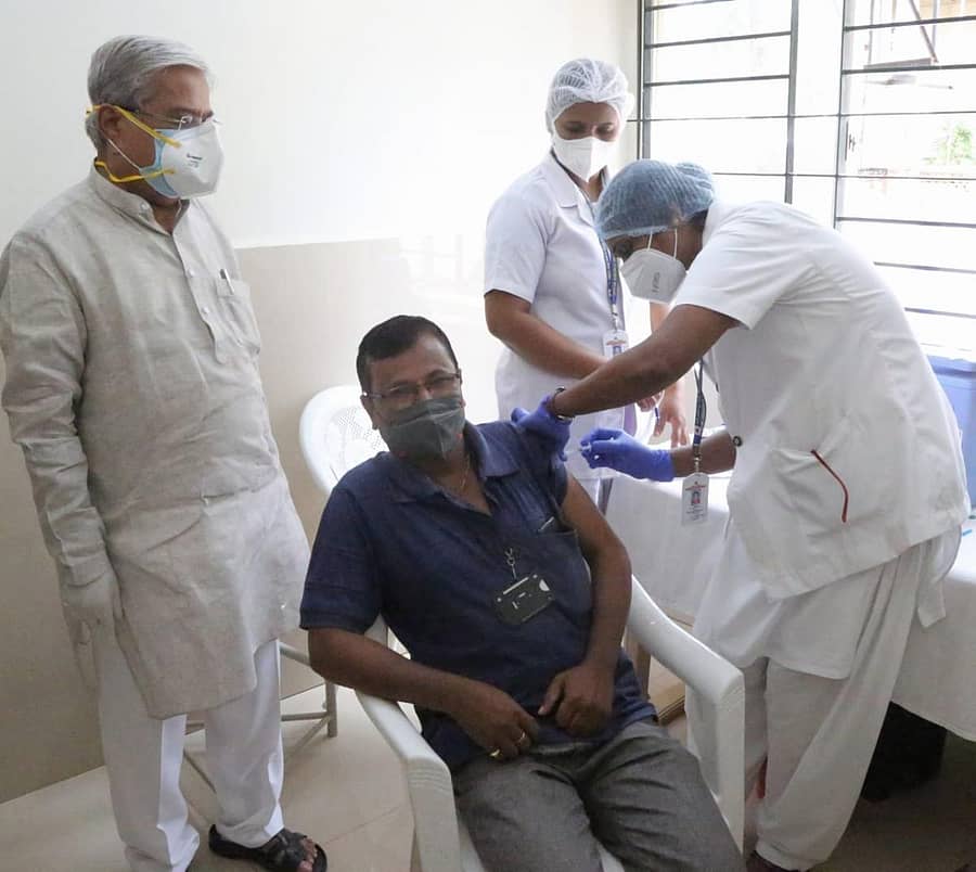 ಬೆಳಗಾವಿಯಲ್ಲಿ ಮಾಧ್ಯಮ ಪ್ರತಿನಿಧಿಗಳಿಗೆ ಕೋವಿಡ್ ಲಸಿಕೆ ಹಾಕುವ ಕಾರ್ಯಕ್ರಮ ಜಿಲ್ಲಾ ಉಸ್ತುವಾರಿ ಸಚಿವ ಗೋವಿಂದ ಕಾರಜೋಳ ಅವರ ಸಮ್ಮುಖದಲ್ಲಿ ಗುರುವಾರ ನಡೆಯಿತು