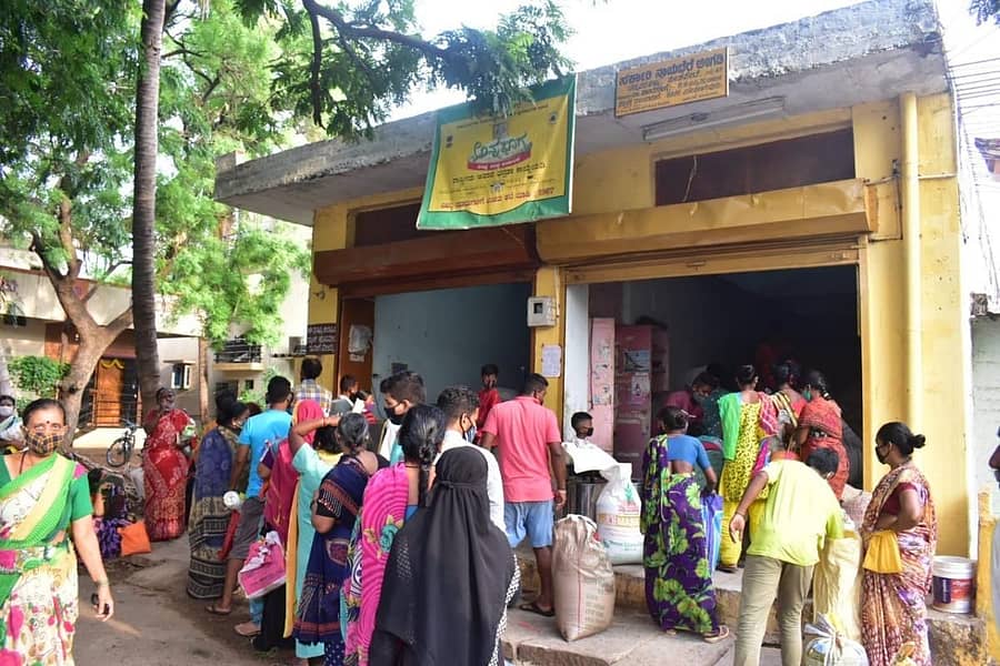 ಹೊಸಪೇಟೆಯ ಚಪ್ಪರದಹಳ್ಳಿಯ 49ನೇ ನ್ಯಾಯಬೆಲೆ ಅಂಗಡಿ ಎದುರು ಜನ ಅಂತರ ಕಾಯ್ದುಕೊಳ್ಳದೆ ಸಾಲಿನಲ್ಲಿ ನಿಂತು ಗುರುವಾರ ರೇಷನ್‌ ಪಡೆದರು