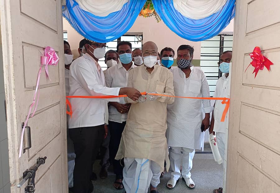 ಗುರುಮಠಕಲ್ ಪಟ್ಟಣದಲ್ಲಿ ಗುರುವಾರ ಕೋವಿಡ್ ಕೇರ್ ಸೆಂಟರ್ ಉದ್ಘಾಟಿಸಿದ ಶಾಸಕ ನಾಗನಗೌಡ ಕಂದಕೂರ.