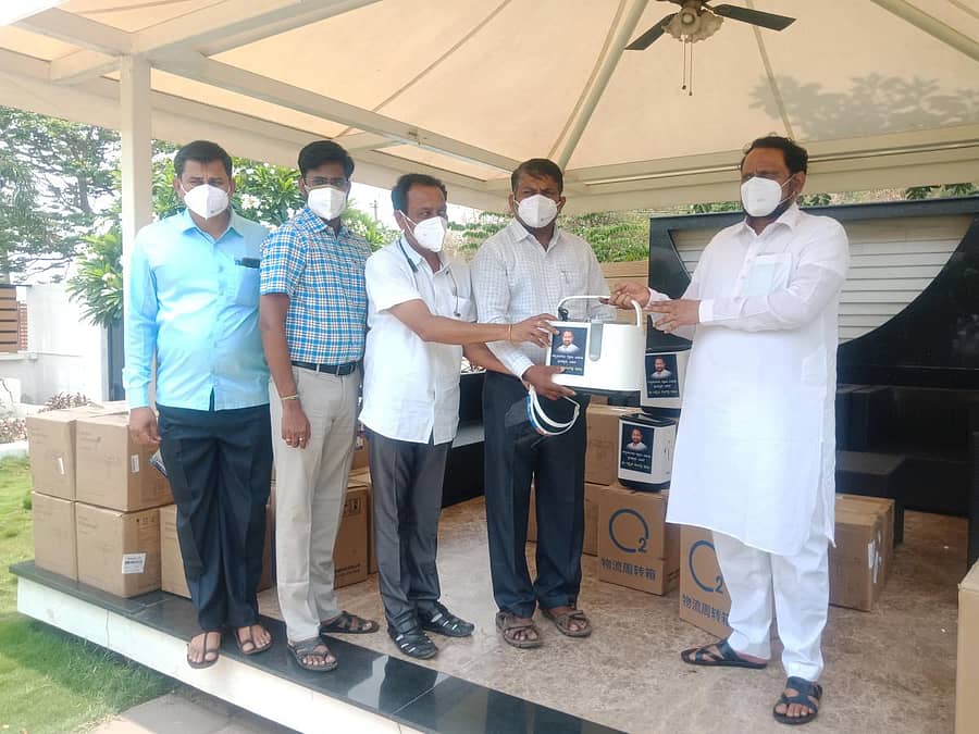 ಅಥಣಿಯಲ್ಲಿ ಕೋವಿಡ್ ಕೇರ್ ಕೇಂದ್ರಕ್ಕೆ ಆಕ್ಸಿಜನ್ ಕಾನ್ಸನ್ಟ್ರೇಟರ್ಗಳನ್ನು ಉಪ ಮುಖ್ಯಮಂತ್ರಿ ಲಕ್ಷ್ಮಣ ಸವದಿ ತಹಶೀಲ್ದಾರ್ ದುಂಡಪ್ಪ ಕೋಮಾರ ಅವರಿಗೆ ವಿತರಿಸಿದರು