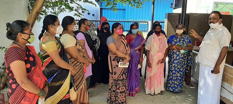 ಕೋವಿಡ್‌ ಮತ್ತು ಲಾಕ್‌ಡೌನ್‌ ಸಂಕಷ್ಟದ ಹಿನ್ನೆಲೆಯಲ್ಲಿ ಸಾಲದ ಕಂತು ಪಾವತಿ ಅವಧಿ ಮುಂದೂಡುವಂತೆ ಸ್ತ್ರೀಶಕ್ತಿ ಸಂಘಗಳ ಸದಸ್ಯರು ಕೋಲಾರದಲ್ಲಿ ಗುರುವಾರ ಡಿಸಿಸಿ ಬ್ಯಾಂಕ್‌ ಅಧ್ಯಕ್ಷ ಎಂ.ಗೋವಿಂದಗೌಡ ಅವರಿಗೆ ಮನವಿ ಮಾಡಿದರು.