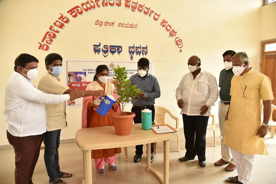 ವಿಜಯಪುರ ಜಿಲ್ಲಾ ಕೇಂದ್ರದ ಮಾಧ್ಯಮ ಪ್ರತಿನಿಧಿಗಳಿಗೆ ಗುರುವಾರ ಏರ್ಪಡಿಸಿದ್ದ ಕೋವಿಡ್-19 ಲಸಿಕಾ ಕಾರ್ಯಕ್ರಮಕ್ಕೆ ಜಿಲ್ಲಾ ಉಸ್ತುವಾರಿ ಸಚಿವೆ ಶಶಿಕಲಾ ಜೊಲ್ಲೆ ಚಾಲನೆ ನೀಡಿದರು