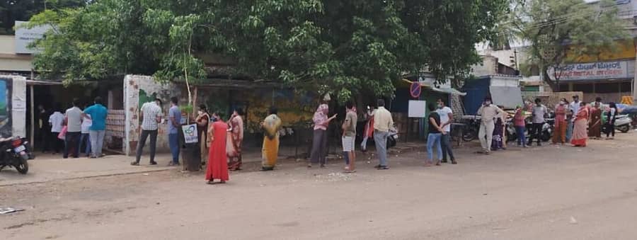 ಹೊಸಪೇಟೆಯ ಉದ್ಯೋಗ ಪೆಟ್ರೋಲ್ ಬಂಕ್ ಬಳಿಯ ನಗರ ಪ್ರಾಥಮಿಕ ಆರೋಗ್ಯ ಕೇಂದ್ರದ ಎದುರು ಸಾಲಿನಲ್ಲಿ ನಿಂತು ಯುವಕ/ಯುವತಿಯರು ಗುರುವಾರ ಕೋವಿಡ್ ಲಸಿಕೆ ಹಾಕಿಸಿಕೊಂಡರು