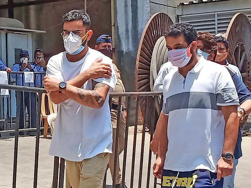 ಕೋವಿಡ್ ಲಸಿಕೆ ಪಡೆದು ಹೊರಬರುತ್ತಿರುವ ಭಾರತ ತಂಡದ ನಾಯಕ ವಿರಾಟ್ ಕೊಹ್ಲಿ