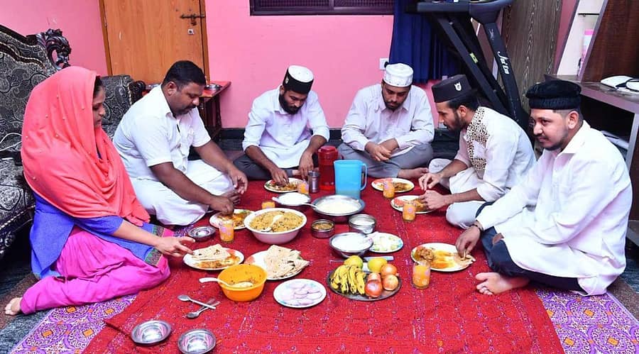 ಮುಸ್ಲಿಮರು ರಂಜಾನ್ ತಿಂಗಳಲ್ಲಿ ‘ಸಹರಿ’ಯ ಉಪಾಹಾರ ಸೇವಿಸುತ್ತಿರುವುದು (ಸಂಗ್ರಹ ಚಿತ್ರ)