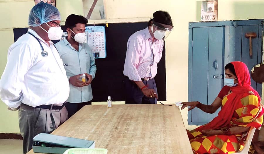 ಚನ್ನಮ್ಮನ ಕಿತ್ತೂರಿನ ಸರ್ಕಾರಿ ಶಾಲೆಯಲ್ಲಿ ತೆರೆಯಲಾಗಿರುವ ಕೇಂದ್ರಕ್ಕೆ ಬಂದಿರುವ ಮಹಿಳೆಯನ್ನು ವೈದ್ಯರು ಪರೀಕ್ಷಿಸಿದರು