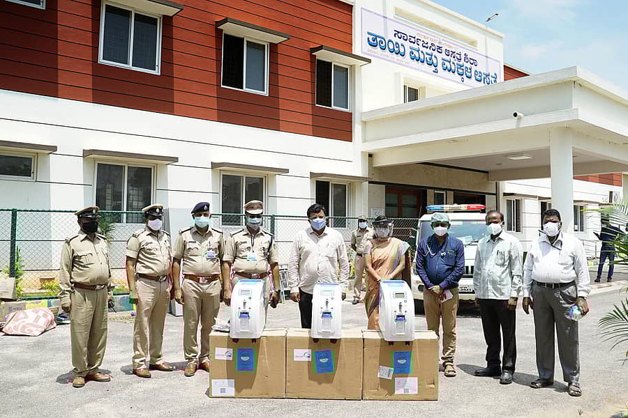 ಶಿರಾ ಸಾರ್ವಜನಿಕ ಆಸ್ಪತ್ರೆಗೆ ಶಾಸಕ ಡಾ.ಸಿ.ಎಂ.ರಾಜೇಶ್ ಗೌಡ ಅವರ ಮೂಲಕ ಪೊಲೀಸ್ ಇಲಾಖೆಯಿಂದ 5 ಆಮ್ಲಜನಕ ಸಾಂದ್ರಕಗಳನ್ನು ನೀಡಿದರು