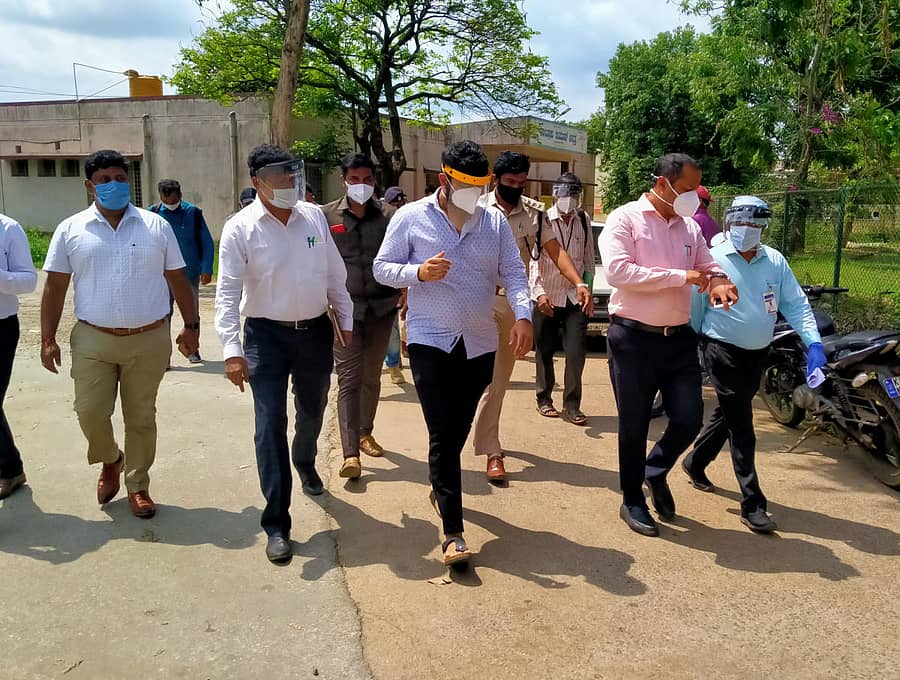 ಸಕಲೇಶಪುರದ ಕ್ರಾಫರ್ಡ್‌ ಸರ್ಕಾರಿ ಆಸ್ಪತ್ರೆಗೆ ಸಂಸದ ಪ್ರಜ್ವಲ್‌ ರೇವಣ್ಣ ಗುರುವಾರ ಭೇಟಿ ನೀಡಿ ಪರಿಶೀಲಿಸಿದರು