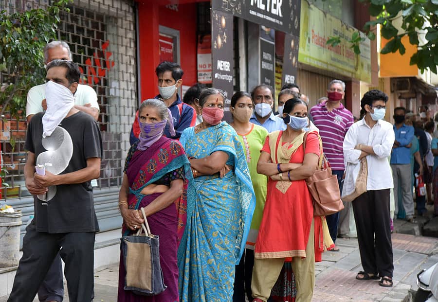 ಕೋವಿಡ್ ಲಸಿಕೆ ಹಾಕಿಸಿಕೊಳ್ಳಲು ವಿದ್ಯಾಪೀಠ ವೃತ್ತದ ಆರೋಗ್ಯ ಕೇಂದ್ರದ ಮುಂದೆ ಸಾಲಿನಲ್ಲಿ ನಿಂತಿರುವ ಜನ