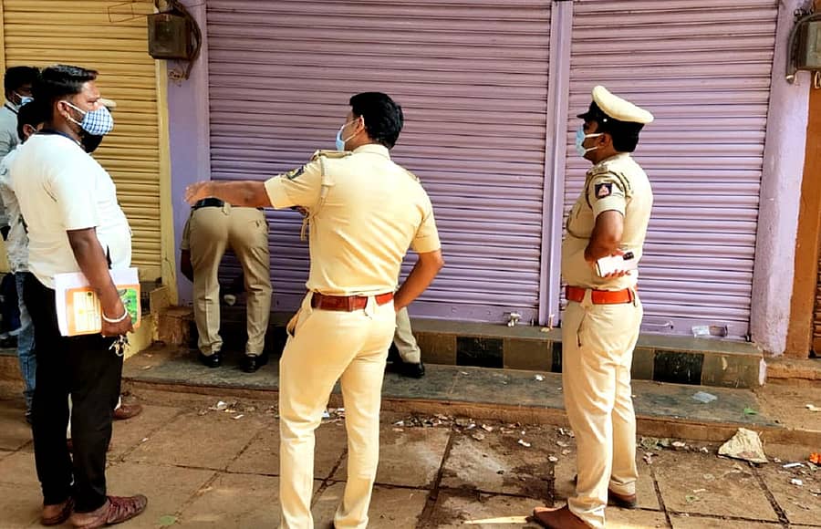 ಬಸವಕಲ್ಯಾಣದ ಸದಾನಂದ ಗೋಲ್ಡ್ ಮಾರ್ಕೇಟ್ನಲ್ಲಿನ ಬಂಗಾರ ಆಭರಣ ಮಾರಾಟದ ಅಂಗಡಿಗಳನ್ನು ಪೊಲೀಸರು ಗುರುವಾರ ಸೀಲ್ ಮಾಡಿದರು