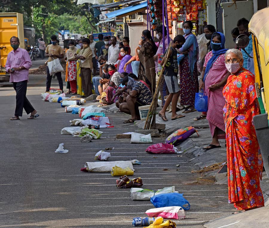 ಲಗ್ಗೆರೆಯಲ್ಲಿರುವ ನ್ಯಾಯಬೆಲೆ ಅಂಗಡಿಯ ಮುಂದೆ ಪಡಿತರ ಚೀಟಿದಾರರು ಸಾಲು ನಿಂತಿರುವ ದೃಶ್ಯ ಗುರುವಾರ ಕಂಡುಬಂತು -ಪ್ರಜಾವಾಣಿ ಚಿತ್ರ/ಎಂ.ಎಸ್. ಮಂಜುನಾಥ್