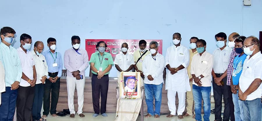 ಹಿರಿಯ ಪತ್ರಕರ್ತ ಜಯತೀರ್ಥ ಕಾಗಲಕರ್ ಅವರ ಸ್ಮರಣಾರ್ಥ ಕಲಬುರ್ಗಿಯ ಪತ್ರಿಕಾ ಭವನದಲ್ಲಿ ಮೌನಾಚರಣೆ ಮಾಡಲಾಯಿತು