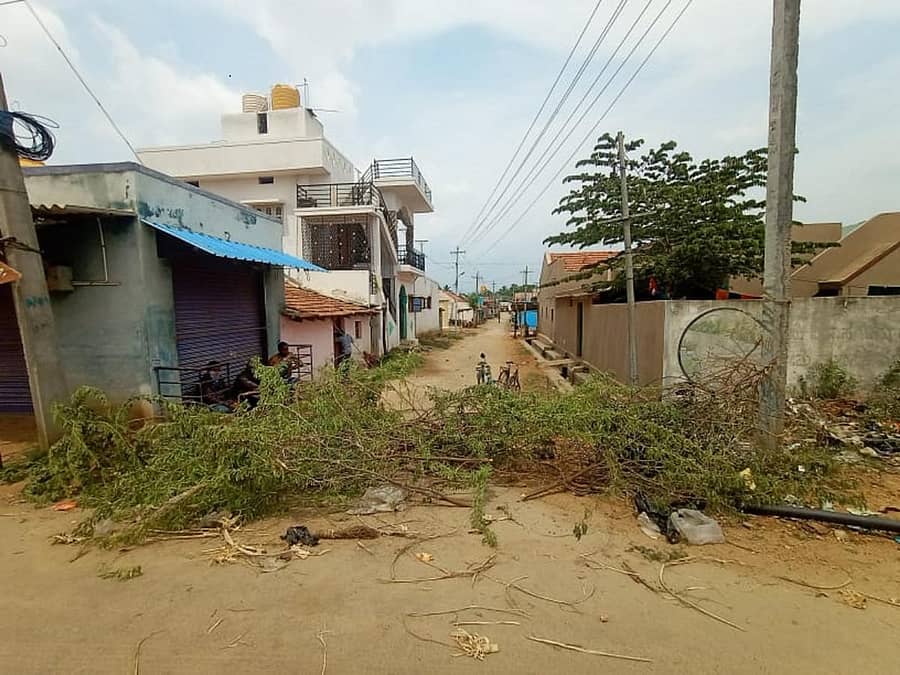 ಚಾಮರಾಜನಗರ ತಾಲ್ಲೂಕಿನ ಹರದನಹಳ್ಳಿಯ ನಾಯಕರ ಬಡಾವಣೆಯಲ್ಲಿ ಜನರು ಓಡಾಡಬಾರದು ಎಂದು ಗ್ರಾಮಸ್ಥರೇ ಸ್ವಯಂಪ್ರೇರಿತರಾಗಿ ರಸ್ತೆಯನ್ನು ಬಂದ್ ಮಾಡಿರುವುದು