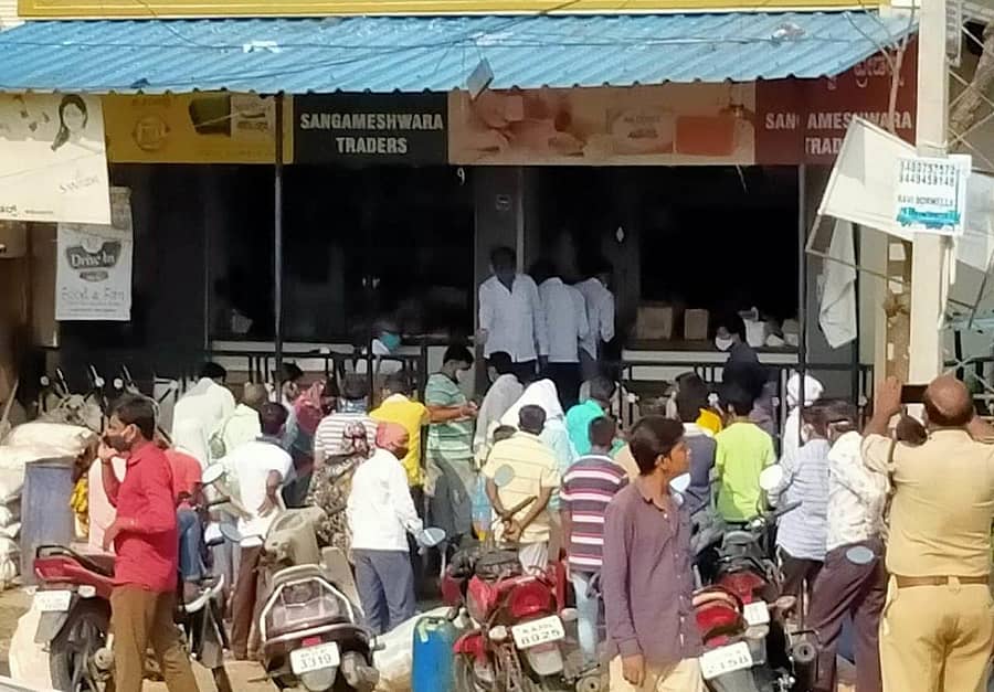 ಕಮಲನಗರ ಪಟ್ಟಣದಲ್ಲಿ ಬೆಳಿಗ್ಗೆ ಕಿರಾಣಿ ಹಾಗೂ ಇನ್ನಿತರ ವಸ್ತುಗಳ ಖರೀದಿಗೆ ಗುಂಪಾಗಿ ನಿಂತಿದ್ದ ಜನ