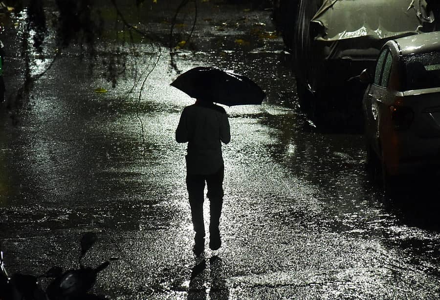 ನಗರದ ಶ್ರೀನಗರದಲ್ಲಿ ವ್ಯಕ್ತಿಯೊಬ್ಬರು ಮಳೆಯಲ್ಲಿ ಕೊಡೆ ಇಡಿದು ಸಾಗಿದರು–ಪ್ರಜಾವಾಣಿ ಚಿತ್ರ : ಅನೂಪ್ ರಾಘ.ಟಿ.