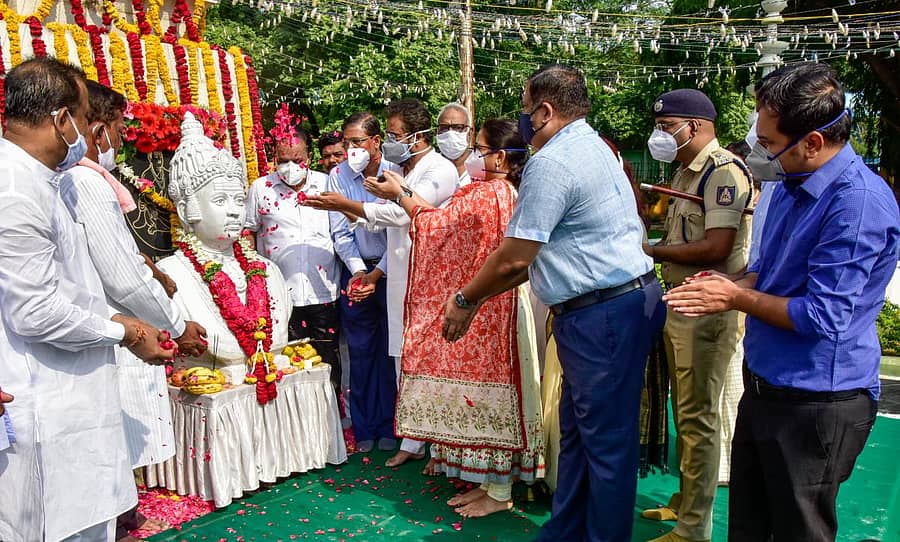 ಕಲಬುರ್ಗಿಯಲ್ಲಿ ಶುಕ್ರವಾರ ಜಿಲ್ಲಾಡಳಿತದ ವತಿಯಿಂದ ಬಸವೇಶ್ವರ ಪುತ್ಥಳಿಗೆ ಪುಷ್ಪಾರ್ಚಣೆ ಮಾಡಲಾಯಿತು