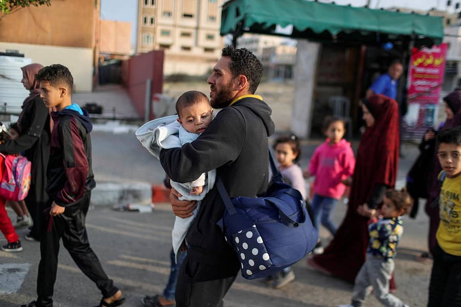 ಇಸ್ರೇಲಿ ವಾಯು ಮತ್ತು ಫಿರಂಗಿ ದಾಳಿಯಿಂದಾಗಿ ಉತ್ತರ ಗಾಜಾ ಪ್ರದೇಶದಲ್ಲಿನ ಪ್ಯಾಲೆಸ್ಟೀನಿಯನ್ನರು ತಮ್ಮ ಮನೆಗಳನ್ನು ತೊರೆದು ಶುಕ್ರವಾರ ಹೋಗುತ್ತಿರುವ ದೃಶ್ಯ– ರಾಯಿಟರ್ಸ್ ಚಿತ್ರ