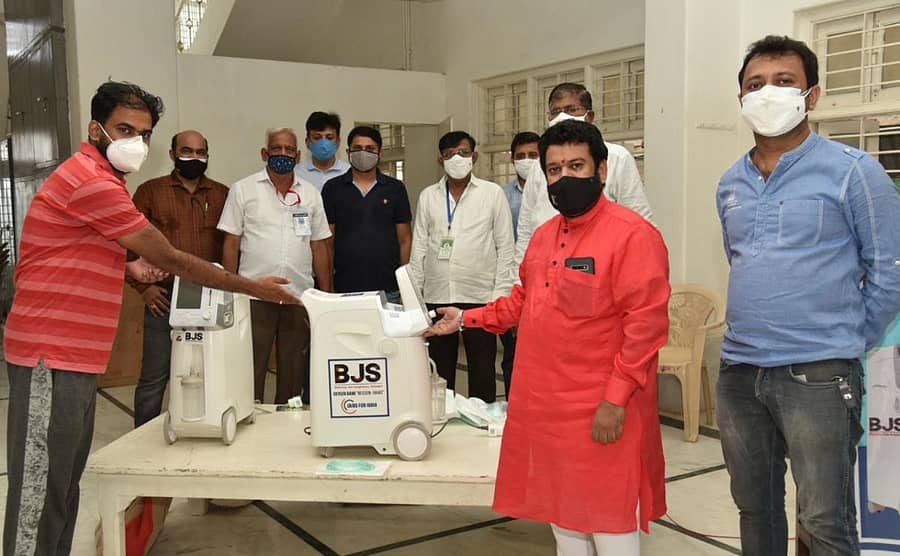 ವಿಜಯಪುರದ ಭಾರತೀಯ ಜೈನ ಸಂಘಟನೆಯಿಂದ ಕೋವಿಡ್ ಪೀಡಿತರ ಸೇವೆಗಾಗಿ ನೀಡಲಾಗಿರುವ 38 ಆಕ್ಸಿಜನ್ ಕಾನ್ಸಟ್ರೇಟರ್‌ಗಳನ್ನು ಬಿಜೆಪಿ ಜಿಲ್ಲಾ ಉಪಾಧ್ಯಕ್ಷ ಉಮೇಶ ಕಾರಜೋಳ ಲೋಕಾರ್ಪಣೆ ಮಾಡಿದರು