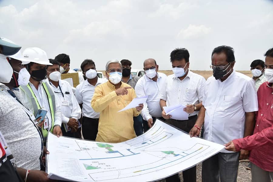 ವಿಜಯಪುರ ತಾಲ್ಲೂಕಿನ ಬುರಣಾಪುರ ಗ್ರಾಮದ ಬಳಿ ನಡೆಯುತ್ತಿರುವ ವಿಮಾನ ನಿಲ್ದಾಣ ಕಾಮಗಾರಿಯನ್ನು ಉಪ ಮುಖ್ಯಮಂತ್ರಿ ಗೋವಿಂದ ಕಾರಜೋಳ ಶುಕ್ರವಾರ ವೀಕ್ಷಣೆ ಮಾಡಿದರು