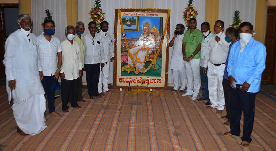 ಯಾದಗಿರಿಯ ವೀರಶೈವ ಕಲ್ಯಾಣ ಮಂಟಪದಲ್ಲಿ ಶುಕ್ರವಾರ ಬಸವ ಜಯಂತಿಯನ್ನು ಸರಳವಾಗಿ ಆಚರಣೆ ಮಾಡಲಾಯಿತು