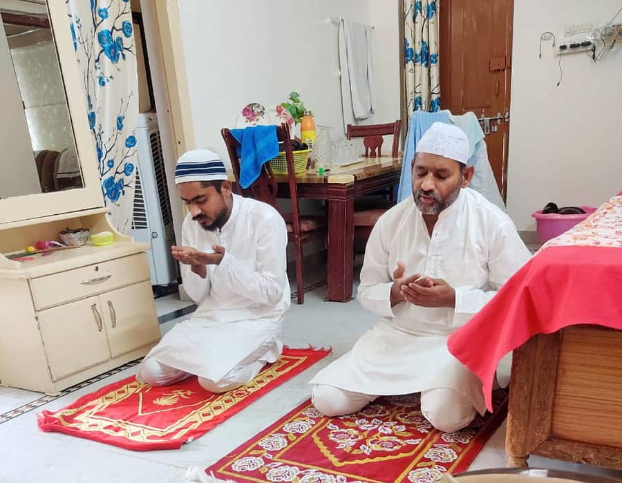 ಲಾಕ್ಡೌನ್ ಕಾರಣದಿಂದ ರಾಯಚೂರಿನಲ್ಲಿ ಈದ್ ಉಲ್ ಫಿತ್ರ್ ಹಬ್ಬದ ದಿನದಂದು ಮುಸ್ಲಿಮರು ತಮ್ಮ ಮನೆಗಳಲ್ಲಿಯೇ ಶುಕ್ರವಾರ ವಿಶೇಷ ಪ್ರಾರ್ಥನೆ ಸಲ್ಲಿಸಿದರು