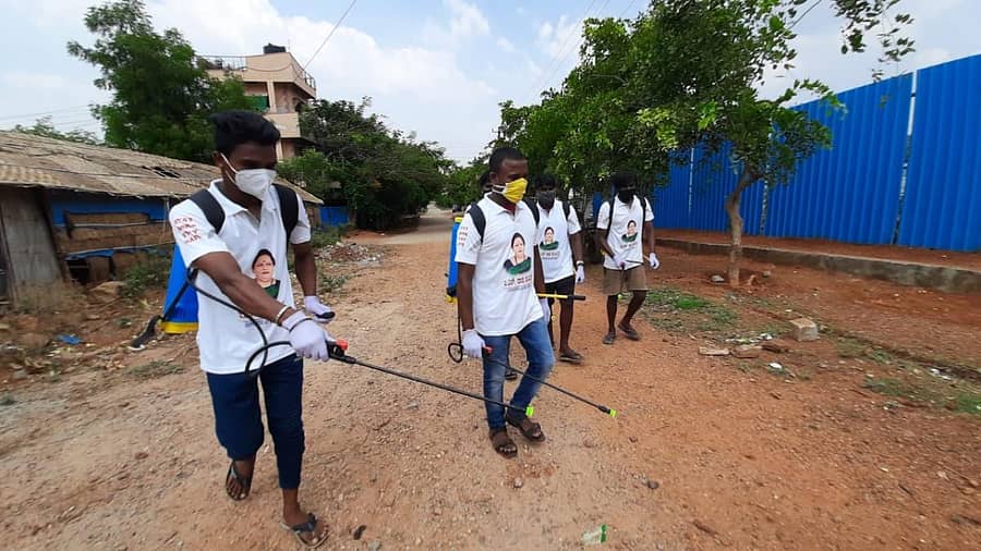 ಹೊಸಪೇಟೆಯಲ್ಲಿ ಶುಕ್ರವಾರ ಸೋಂಕು ನಿವಾರಕ ದ್ರಾವಣ ಸಿಂಪಡಿಸಲಾಯಿತು