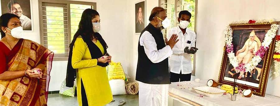 ಚಿತ್ರದುರ್ಗದಲ್ಲಿ ಶುಕ್ರವಾರ ಸರಳವಾಗಿ ನಡೆದ ಬಸವ ಜಯಂತಿಯಲ್ಲಿ ಬಸವಣ್ಣ ಅವರ ಭಾವಚಿತ್ರಕ್ಕೆ ಮಾಜಿ ಸಚಿವ ಎಚ್.ಆಂಜನೇಯ ಪುಷ್ಪನಮನ ಸಲ್ಲಿಸಿದರು. ವಿಜಯಮ್ಮ, ಅರುಂಧತಿ, ಅನಿಲ್ ಕೋಟಿ ಇದ್ದರು.