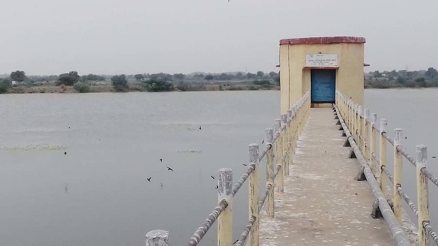 ಶಹಾಪುರ ತಾಲ್ಲೂಕಿನ ಶೆಟ್ಟಿಕೇರಾ ಗ್ರಾಮದ ಬಳಿ ಬಹುಗ್ರಾಮ ಕುಡಿಯುವ ನೀರಿನ ಯೋಜನೆ ಅಡಿಯಲ್ಲಿ ಕೆರೆಯಲ್ಲಿ ನಿರ್ಮಿಸಿದ ಜಾಕ್ವೆಲ್