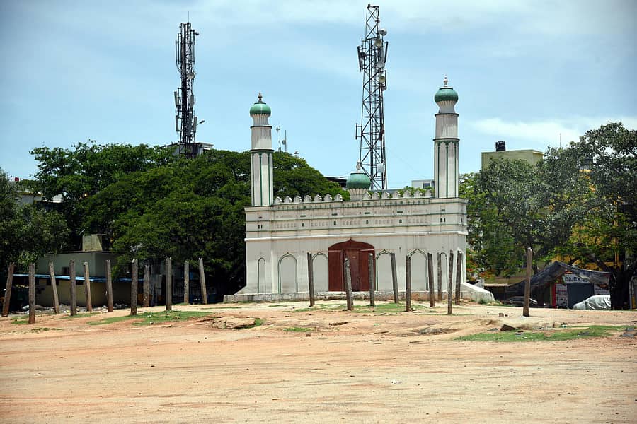 ಚಾಮರಾಜಪೇಟೆ ಈದ್ಗಾ ಮೈದಾನ ಶುಕ್ರವಾರ ಜನರಿಲ್ಲದೆ ಬಿಕೋ ಎನ್ನುತ್ತಿದ್ದ ದೃಶ್ಯ –ಪ್ರಜಾವಾಣಿ ಚಿತ್ರಗಳು