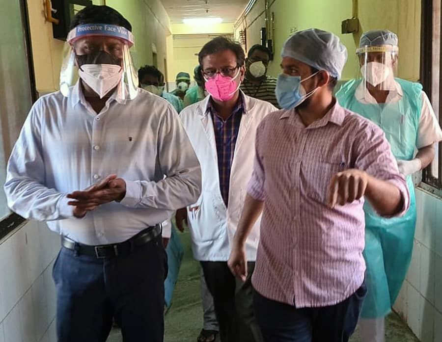 ಲಿಂಗಸುಗೂರು ಸಾರ್ವಜನಿಕ ಆಸ್ಪತ್ರೆಗೆ ಶುಕ್ರವಾರ ಭೇಟಿ ನೀಡಿದ್ದ ಜಿಲ್ಲಾಧಿಕಾರಿ ಆರ್.ವೆಂಕಟೇಶಕುಮಾರ ವಾರ್ಡ್‌ಗಳಿಗೆ ಭೇಟಿ ನೀಡಿ ಪರಿಶೀಲನೆ ನಡೆಸಿದರು