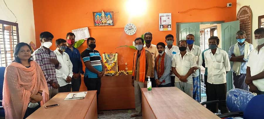 ಚನ್ನಪಟ್ಟಣ ತಾಲ್ಲೂಕಿನ ಕೋಡಂಬಹಳ್ಳಿ ಗ್ರಾ.ಪಂ ಕಚೇರಿಯಲ್ಲಿ ನಡೆದ ಬಸವ ಜಯಂತಿ ಕಾರ್ಯಕ್ರಮದಲ್ಲಿ ಬಸವಣ್ಣ ಭಾವಚಿತ್ರಕ್ಕೆ ಪುಷ್ಪನಮನ ಸಲ್ಲಿಸಲಾಯಿತು