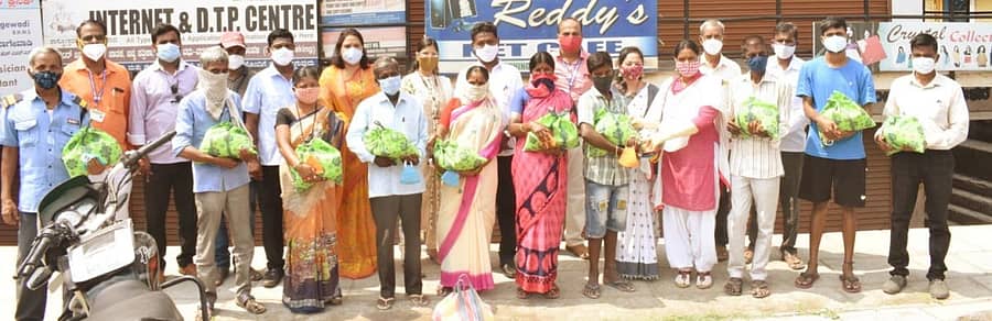 ಕಲಬುರ್ಗಿಯಲ್ಲಿ ಶುಕ್ರವಾರ ಕರ್ನಾಟಕ ವಚನ ಸಾಹಿತ್ಯ ಅಕಾಡೆಮಿ ವತಿಯಿಂದ ಬಸವ ಜಯಂತಿ ಅಂಗವಾಗಿ ಬಡವರು, ಕಾರ್ಮಿಕರಿಗೆ ದಿನಸಿ ಕಿಟ್, ಮಾಸ್ಕ್ ವಿತರಿಸಲಾಯಿತು