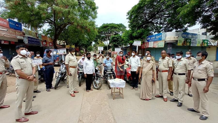 ಬಡಾವಣೆ ಠಾಣೆ ಪೊಲೀಸರು ಶುಕ್ರವಾರ ಹಾತಲಗೇರಿ ನಾಕಾ ವೃತ್ತದಲ್ಲಿ ಕೋವಿಡ್–19 ಜನ ಜಾಗೃತಿ ಜಾಥಾ ನಡೆಸಿದರು.
