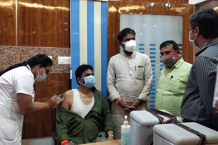 ಕೋಲಾರದಲ್ಲಿ ಶನಿವಾರ ಪತ್ರಕರ್ತರಿಗೆ ಆರೋಗ್ಯ ಇಲಾಖೆಯಿಂದ ಕೋವಿಡ್ ಲಸಿಕೆ ಹಾಕಲಾಯಿತು.