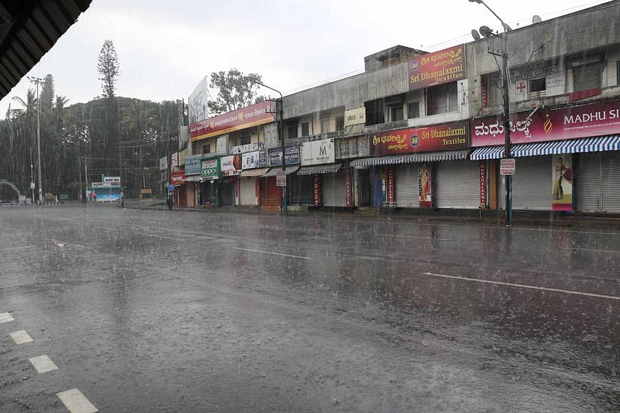 ಹಾಸನದಲ್ಲಿ ಶನಿವಾರ ಮಳೆ ಸುರಿದ ವೇಳೆ ನಗರ ಸಾರಿಗೆ ಬಸ್‌ ನಿಲ್ದಾಣದ ರಸ್ತೆ ಕಂಡು ಬಂದ ದೃಶ್ಯ