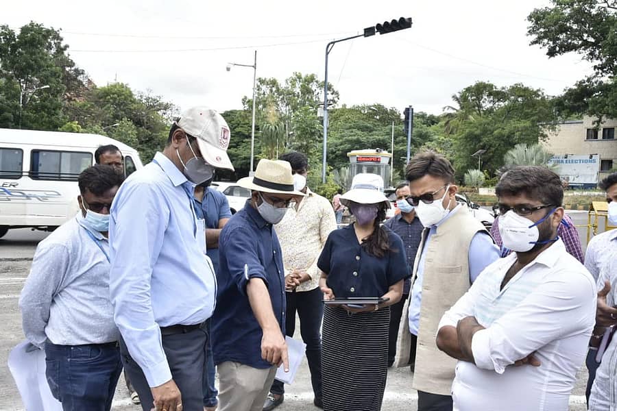 ಕೆ.ಆರ್. ವೃತ್ತದ ಕಾಮಗಾರಿಯನ್ನು ಗೌರವ್ ಗುಪ್ತ ಪರಿಶೀಲಿಸಿದರು. ಅಧಿಕಾರಿಗಳು ಇದ್ದಾರೆ
