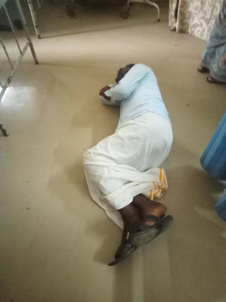 ಚಿತ್ರದುರ್ಗದ ಜಿಲ್ಲಾ ಆಸ್ಪತ್ರೆಯ ತುರ್ತು ನಿಗಾ ಘಟಕದಲ್ಲಿ ನೆಲದ ಮೇಲೆ ಮಲಗಿದ್ದ ಕೊರೊನಾ ಸೋಂಕಿತ ವೀರಕರಿಯಪ್ಪ.