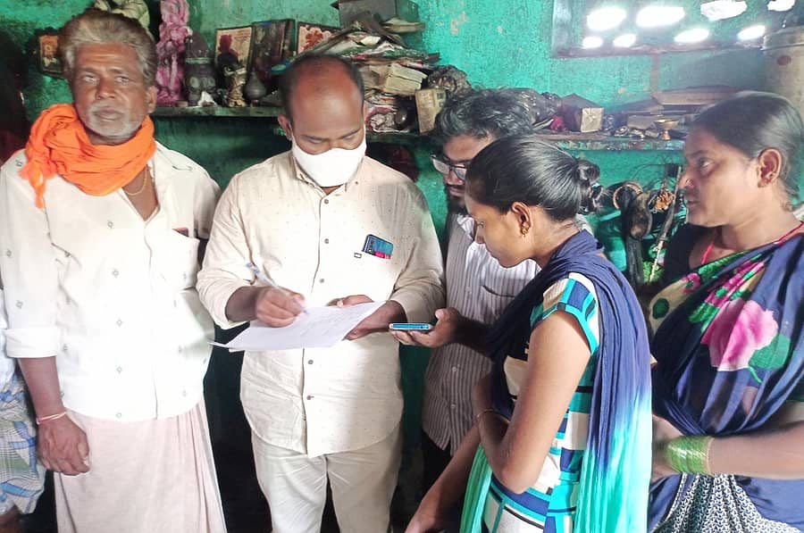 ಗುರುಮಠಕಲ್ ಪಟ್ಟಣದ ಲಕ್ಷ್ಮೀನಗರ ಬಡಾವಣೆಯ ರೇಣುಕಾ ಗೋಪಾಲ್ ಅವರ ಮನೆಯಲ್ಲಿ ಶಾರ್ಟ್ ಸರ್ಕಿಟ್ ನಿಂದಾದ ಉಂಟಾದ ಹಾನಿಯನ್ನು ಪರಿಶೀಲಿಸಿದ ಕಂದಾಯ ಇಲಾಖೆಯ ವಿಜಯಕುಮಾರ